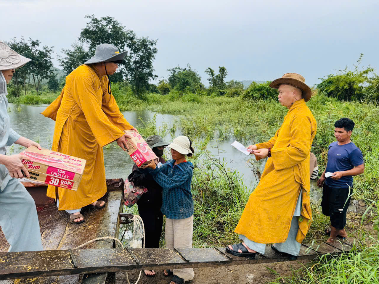 Ban Kinh tế tài chánh Phật giáo Gia Lai phát quà từ thiện